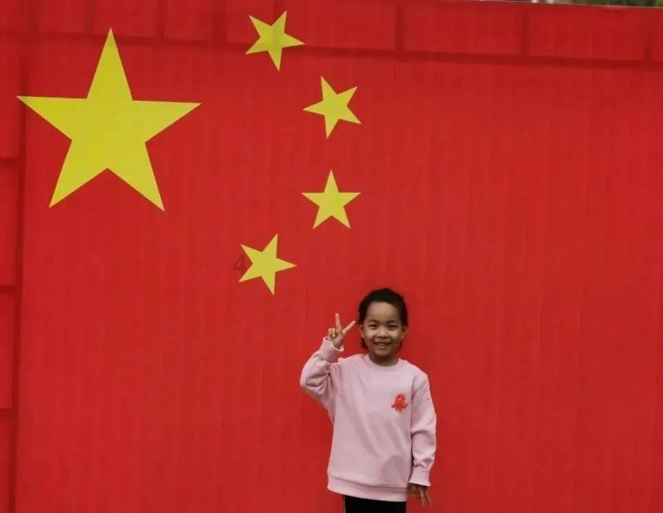 小南早报| 柜员冲客户吼“滚”，银行回应；东方甄选半年净利润下降近6成；霍启刚赴天津履职